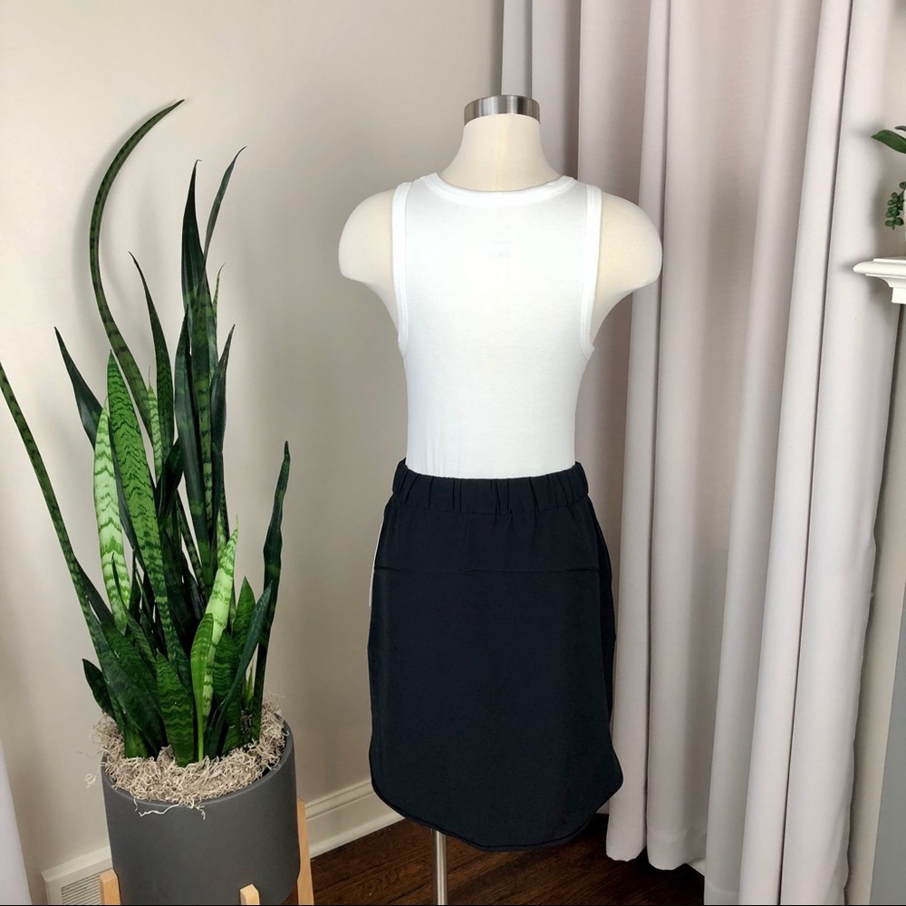 Lululemon On The Fly Black Woven Skirt NWT - Picture 2 of 8